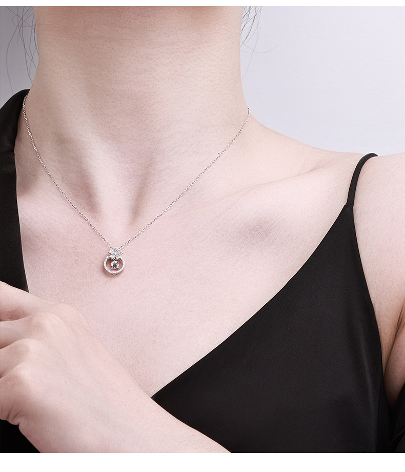 Pure silver Korean-style niche design dynamic necklace, simple and elegant four-leaf clover Mosang collarbone chain necklace accessory pic 5