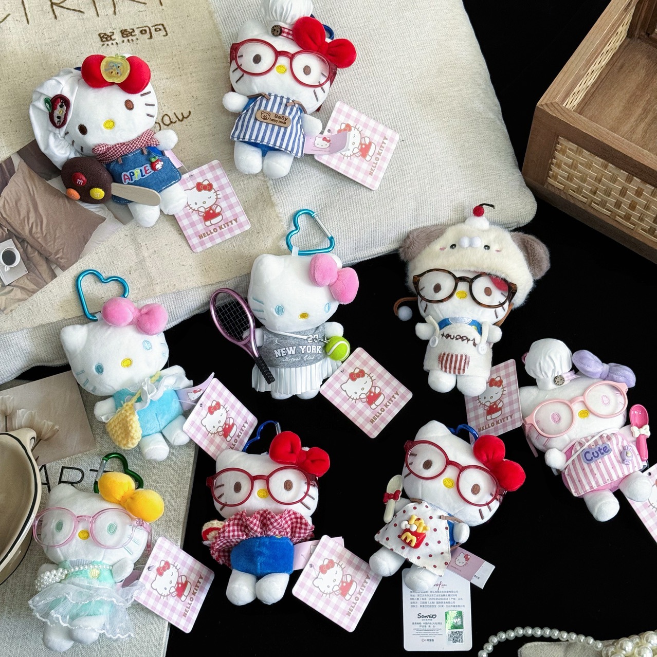 Оригинальная версия сумки hellokitty sanrio sanrio с меховыми фигурами и брелочными куклами pic 1