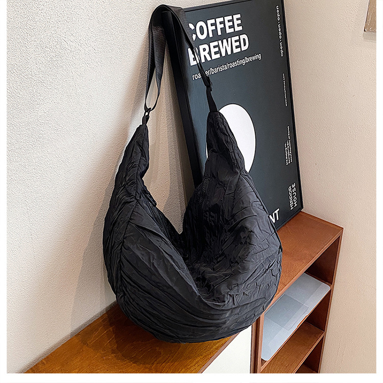 新品褶皱半月包简约时尚斜挎包大容量潮搭单肩包慵懒风都市休闲包详情23