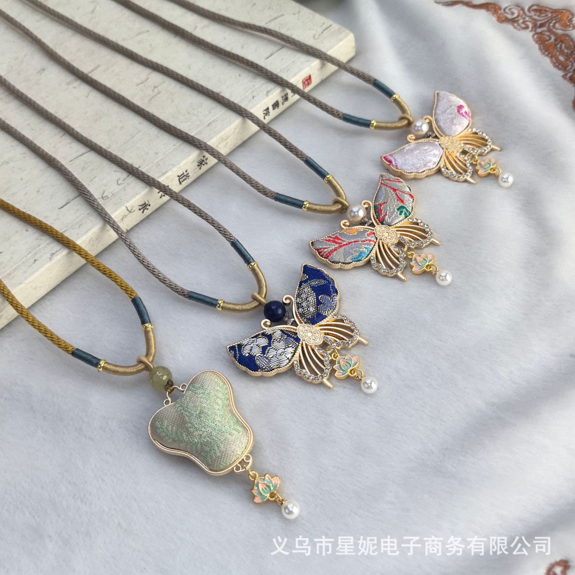 2026新款宋锦蒲扇蝴蝶吊坠莲花珍珠项链 简约休闲棉麻服饰配饰详情10