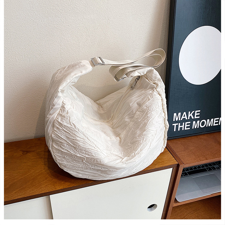 新品褶皱半月包简约时尚斜挎包大容量潮搭单肩包慵懒风都市休闲包详情25