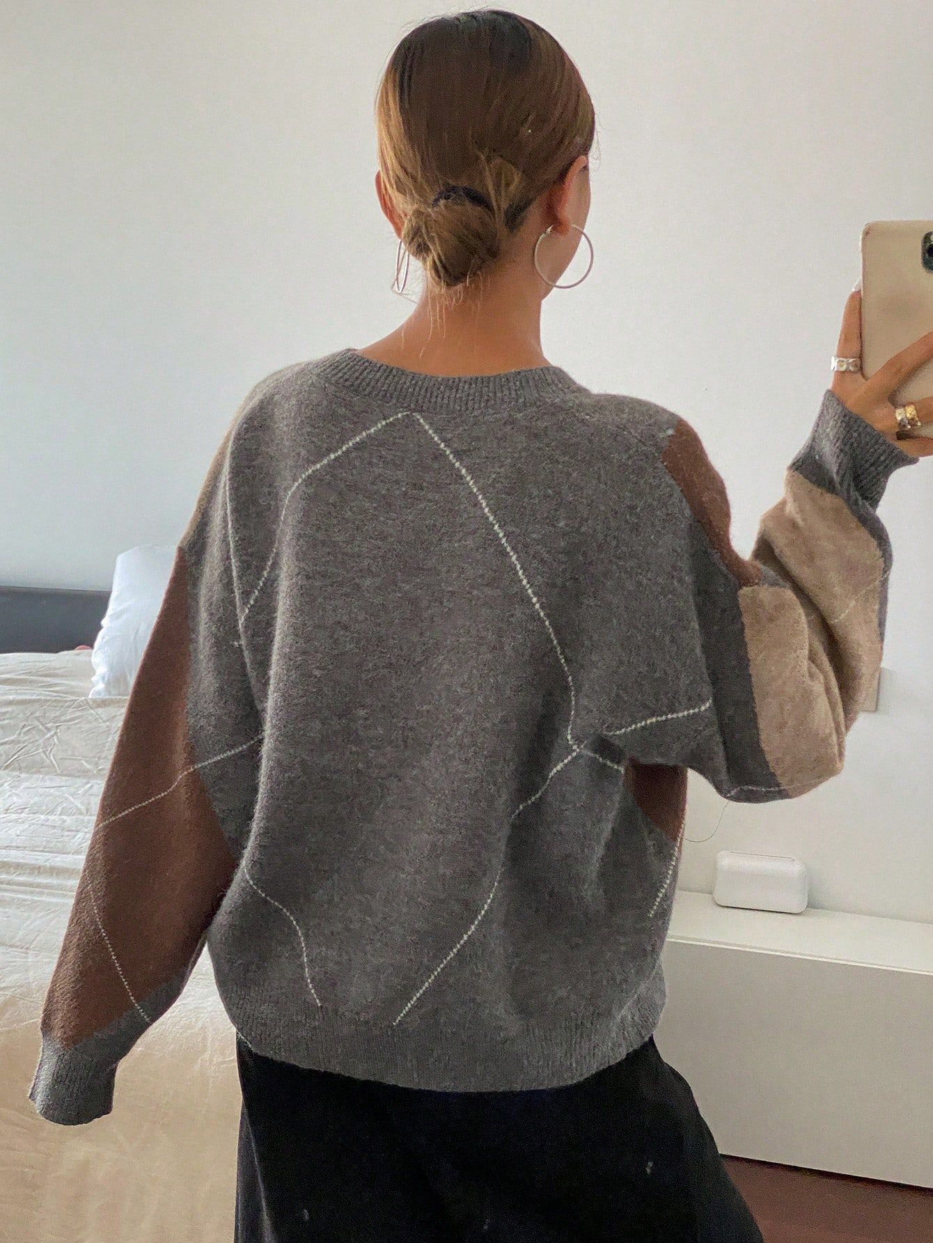 A retro color-blocking diamond-shaped V-neck sweater for women, a laid-back Korean-style knitted sweater, a casual and fashionable base layer for a trendy top pic 10