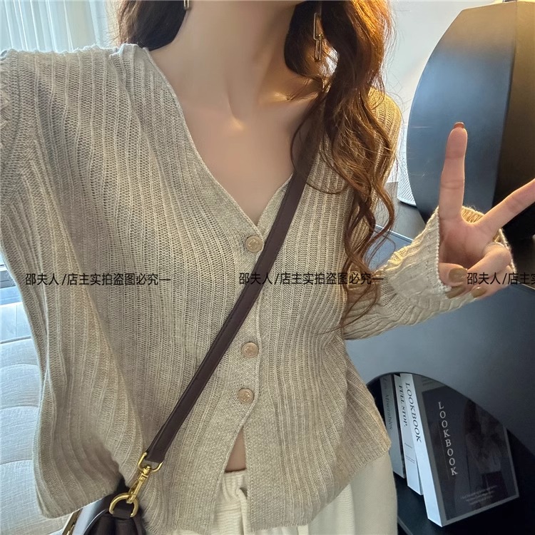 2024年新款女装秋季韩版薄款V领长袖针织开衫 宽松显瘦短款外穿上衣 女装加工精致时尚详情13