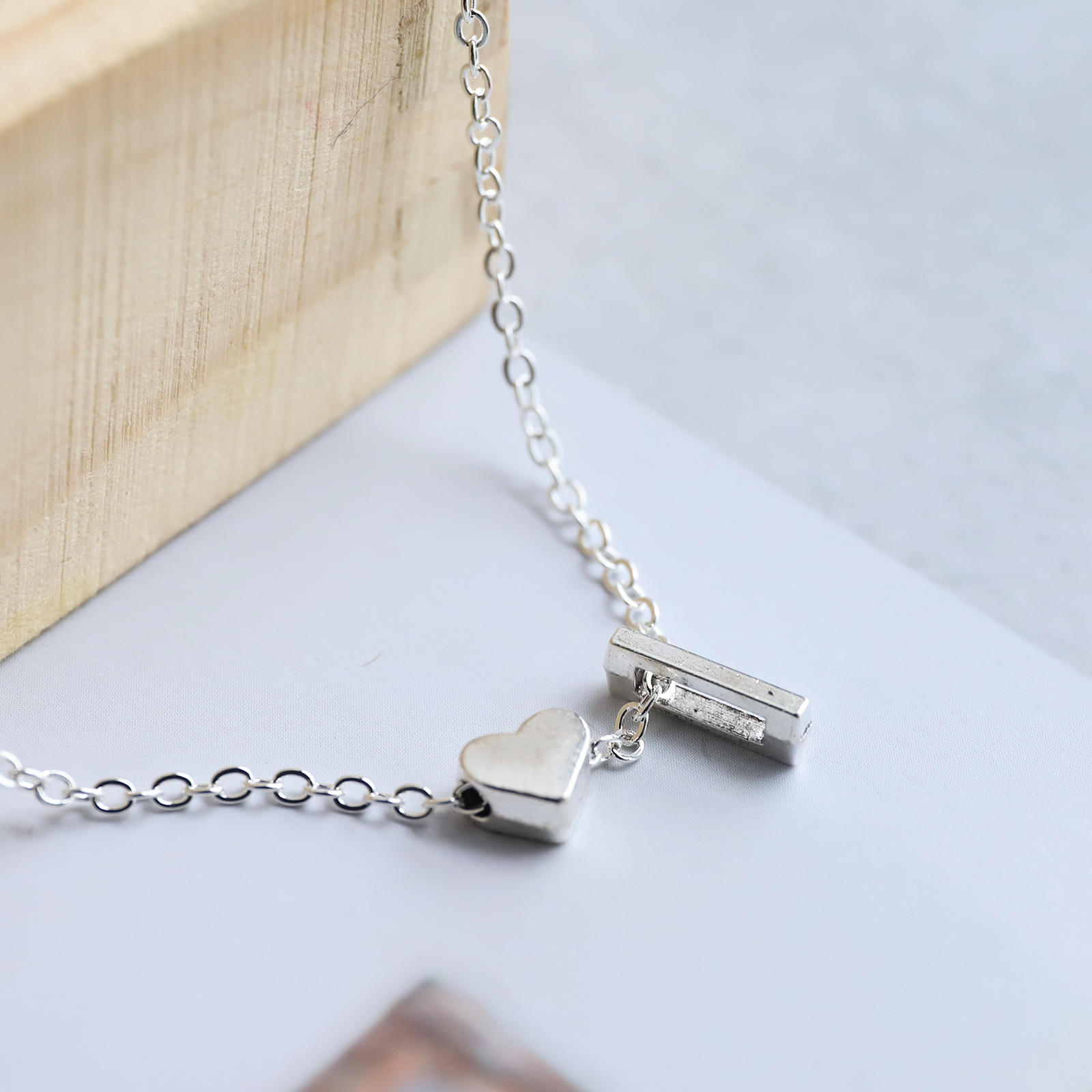 欧美跨境26个英文字母手链女个性气质合金心形字母手环手镯批发详情9