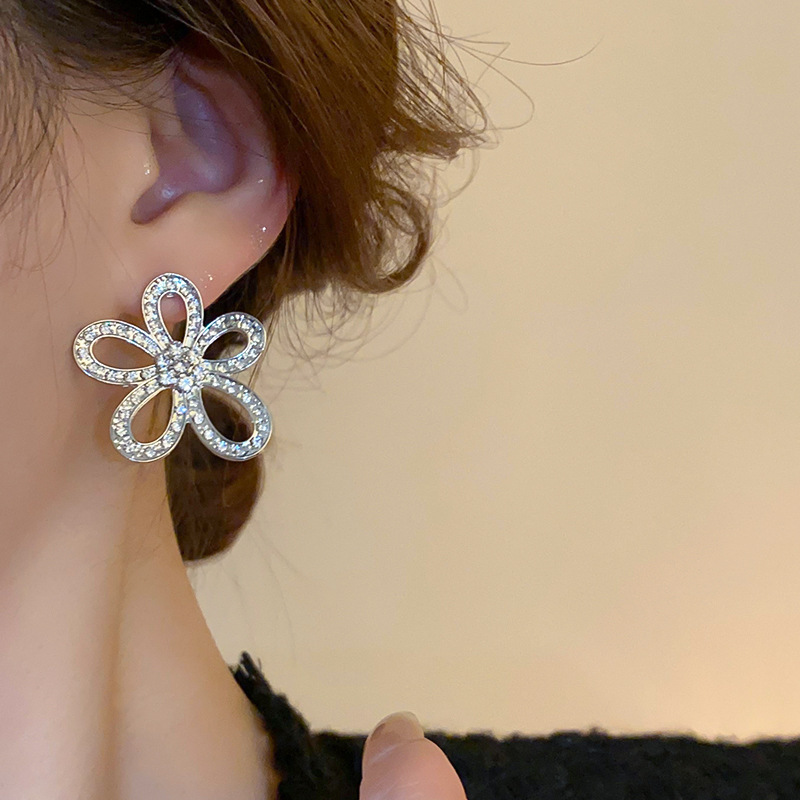 银针跨境高级感银色几何圆珠爱心耳钉小众个性耳环冷淡风耳饰批发详情4