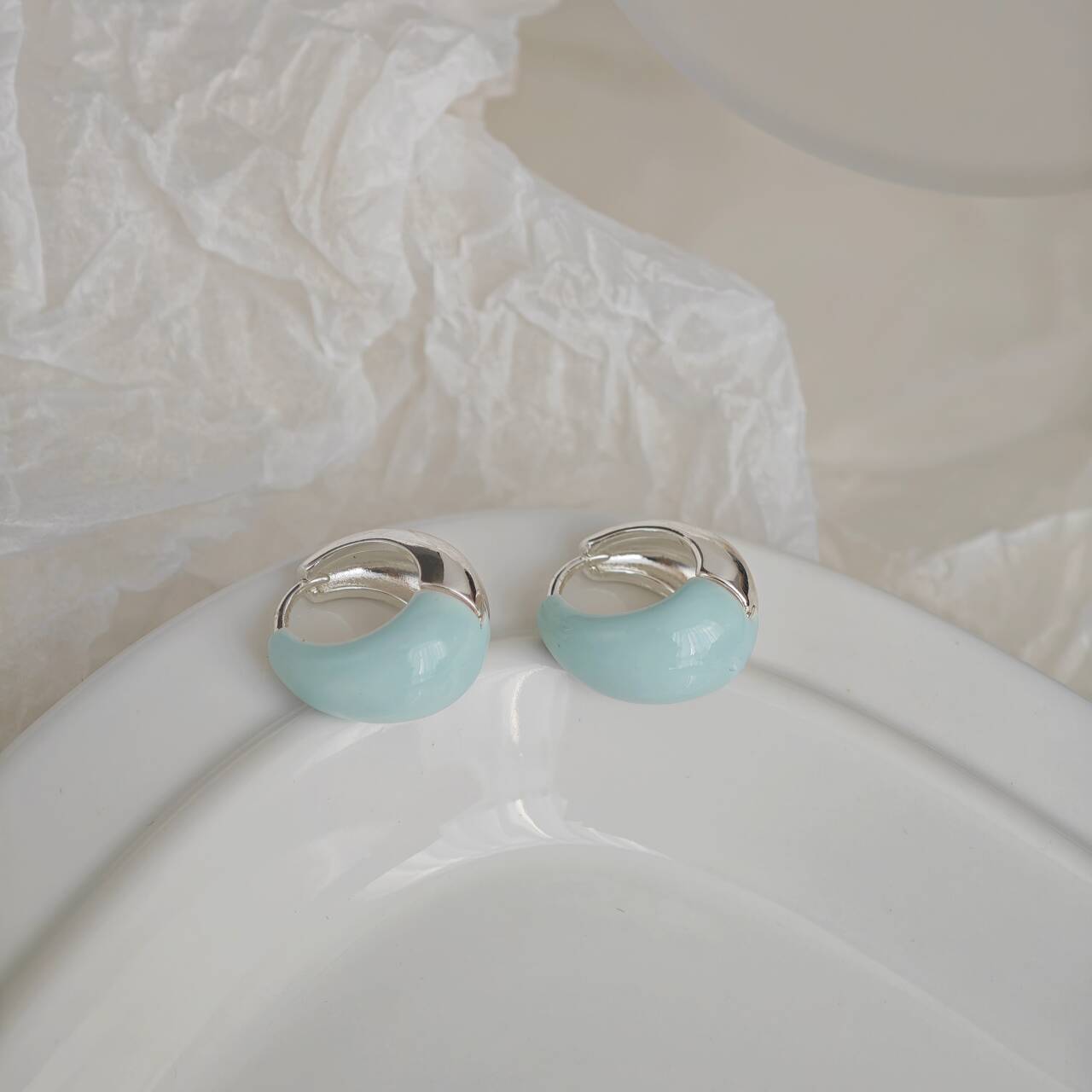 Niche ins minimalist colored drip glaze dopamine earrings, gentle and creamy C-shaped blue large circle ear rings for round faces pic 86