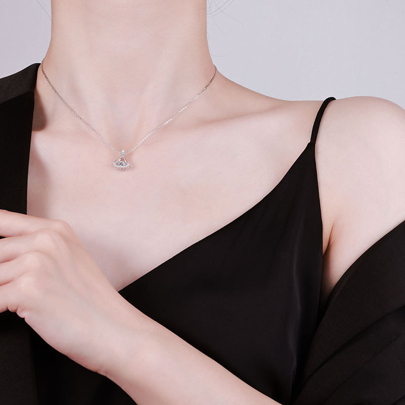 The S925 all-silver small cluster necklace design is a versatile birthday gift necklace with a light luxury style and a short design pic 10