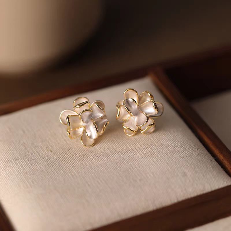 Unique wine-red flower stud earrings for women 2024 new stylish autumn and winter French niche design earrings pic 6