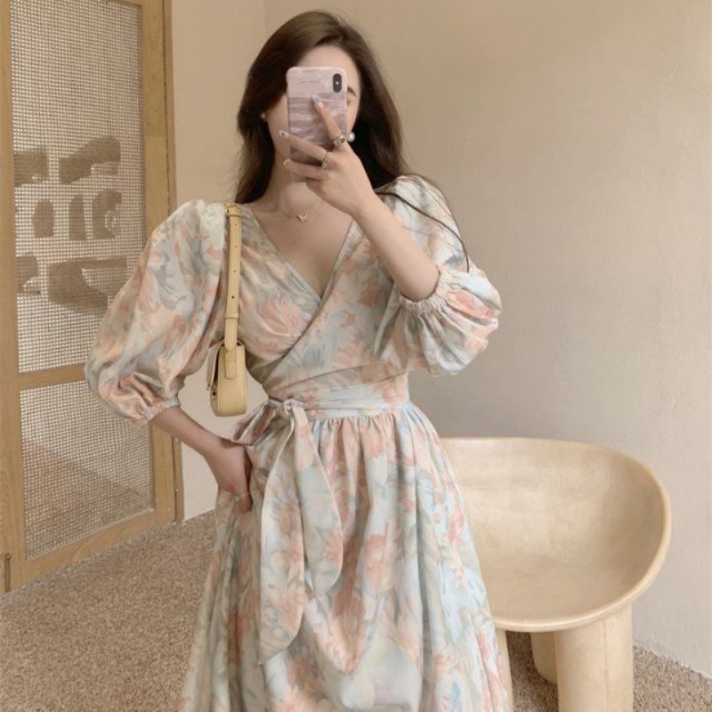 The floral print dress, with a light mature style, exudes a high-end and youthful charm. It features a fashionable design with a cinched waist and straps, making you look like a goddess in summer pic 6