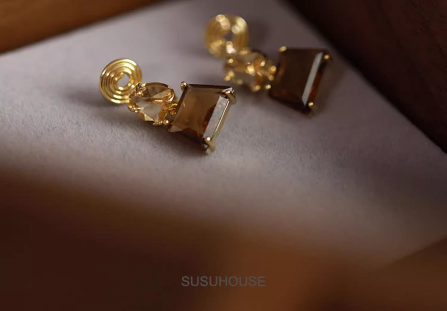 Coffee-colored mosquito repellent coil ear clips, no ear holes, high-end feel, niche painless earrings for women, commuting clip ear studs, new spring and summer style pic 1