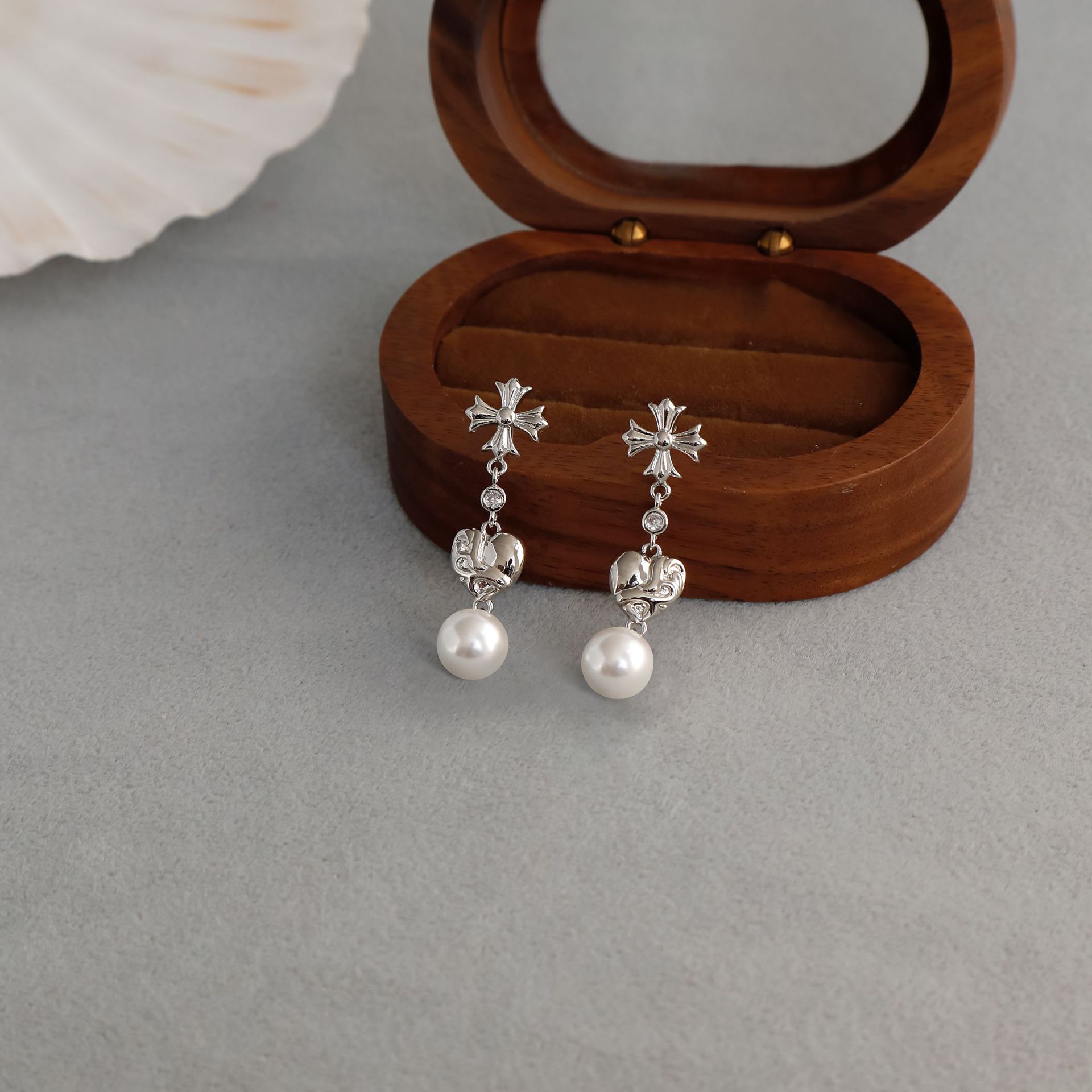 克罗*十字架珍珠耳钉 轻奢高级感小众气质简约雕刻爱心珍珠耳钉详情9