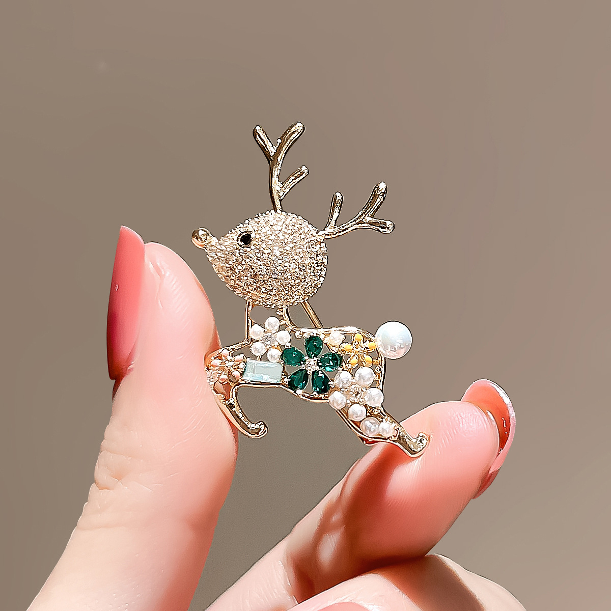 Cute deer brooch, high-end feminine charm, exquisite corsages, luxurious and versatile pins, clothes and accessories, creative small gifts pic 1