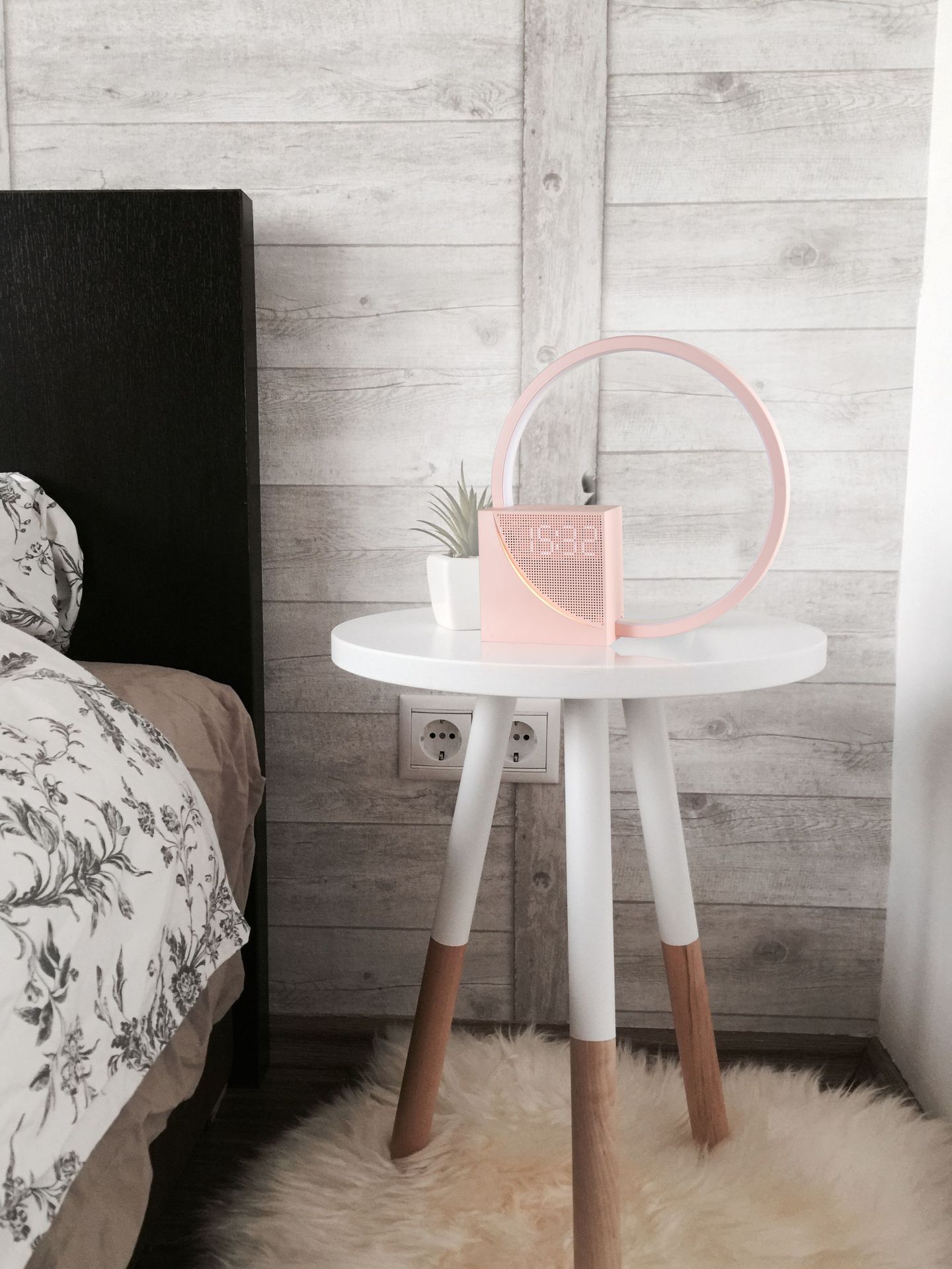 Best-selling wireless charging alarm clock, white noise 10W charger, touch bedside lamp, wake-up light, reading eye-protecting night light pic 2