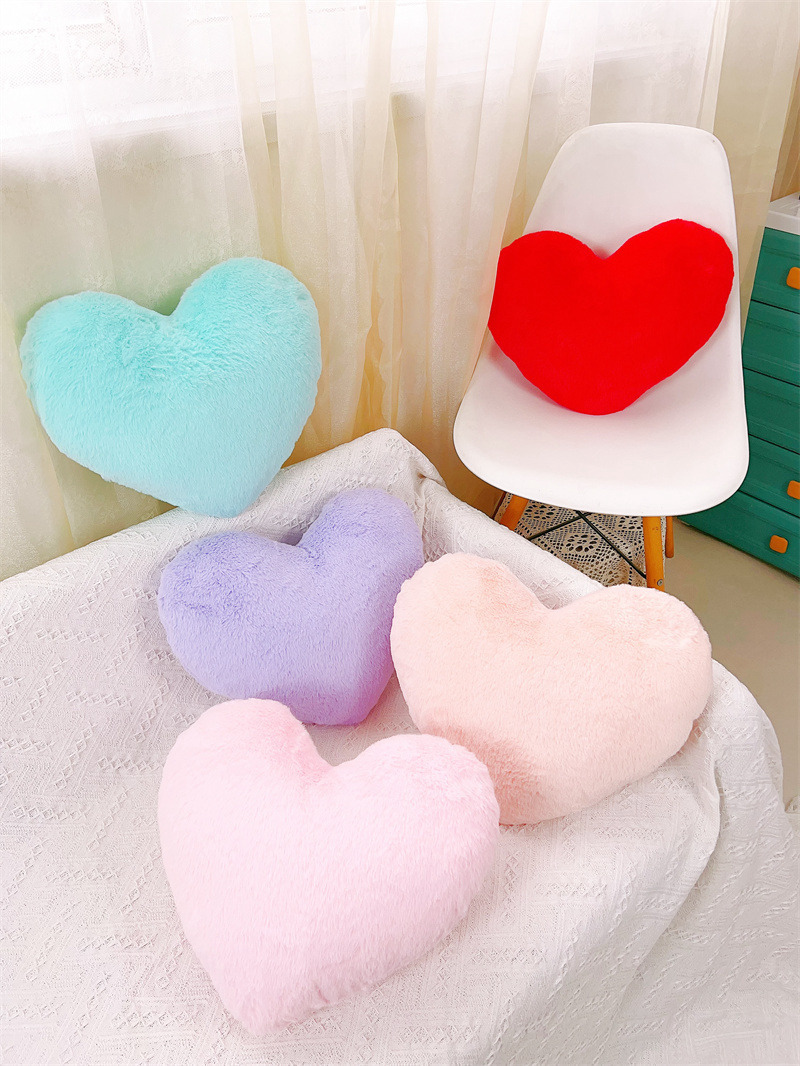 厂家批发仿兔毛爱心抱枕创意心形沙发靠垫床头装饰摆件可代发批发详情6