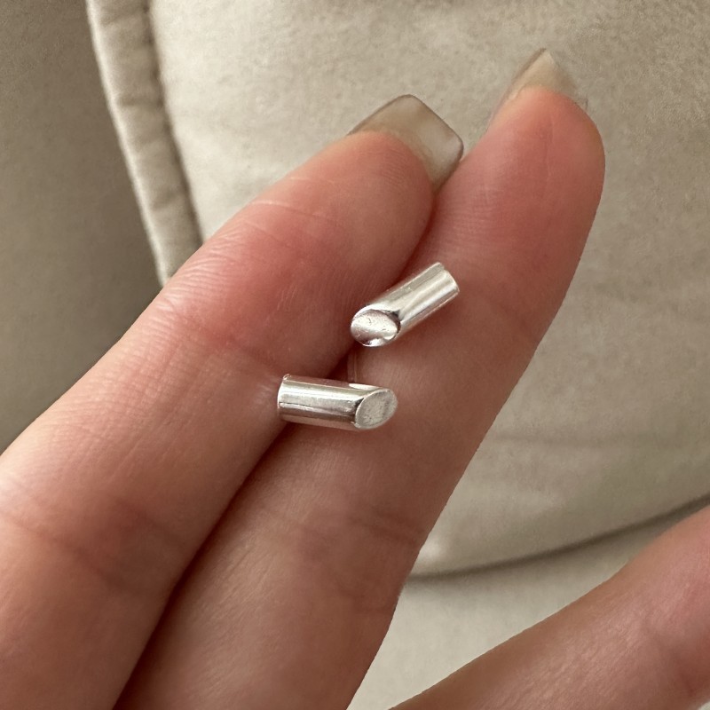 S925纯银韩版基础款小耳钉韩国风简约款通勤搭配养耳洞耳环批发详情4