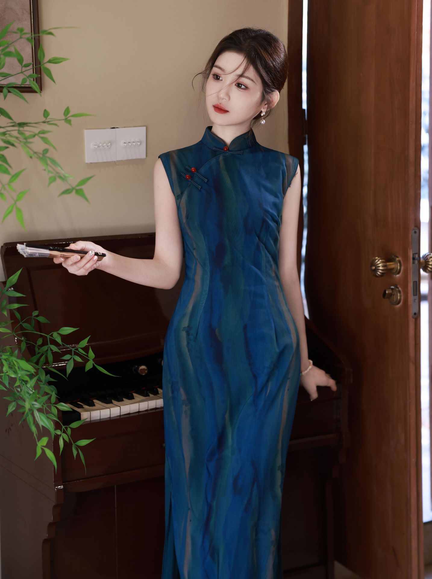 The Spring/Summer 2025 cheongsam is a long stretch mesh cheongsam that is slimming and form-fitting. It is a retro Hong Kong-style sleeveless cheongsam with a national trend pic 11