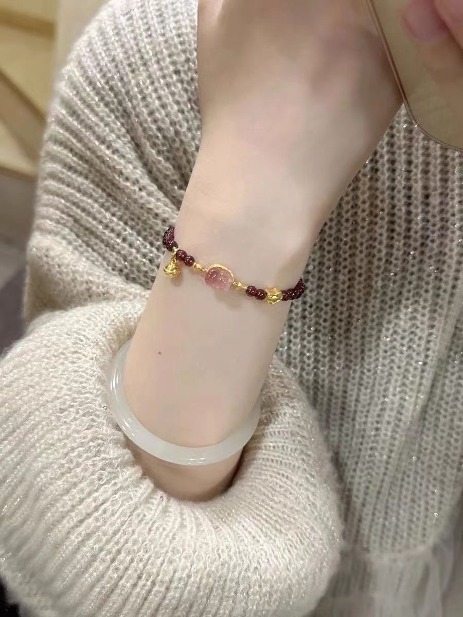The new Chinese-style PI Xiu bracelet is fashionable, elegant, niche, simple and of high appearance level. It is an ins imitation strawberry crystal best friend bracelet and accessory pic 18