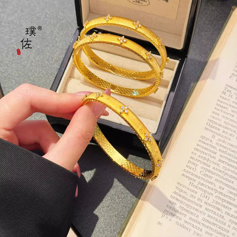璞佐金店同款沙金点钻四叶花拉丝卡扣手镯女轻奢高级感复古手镯详情5