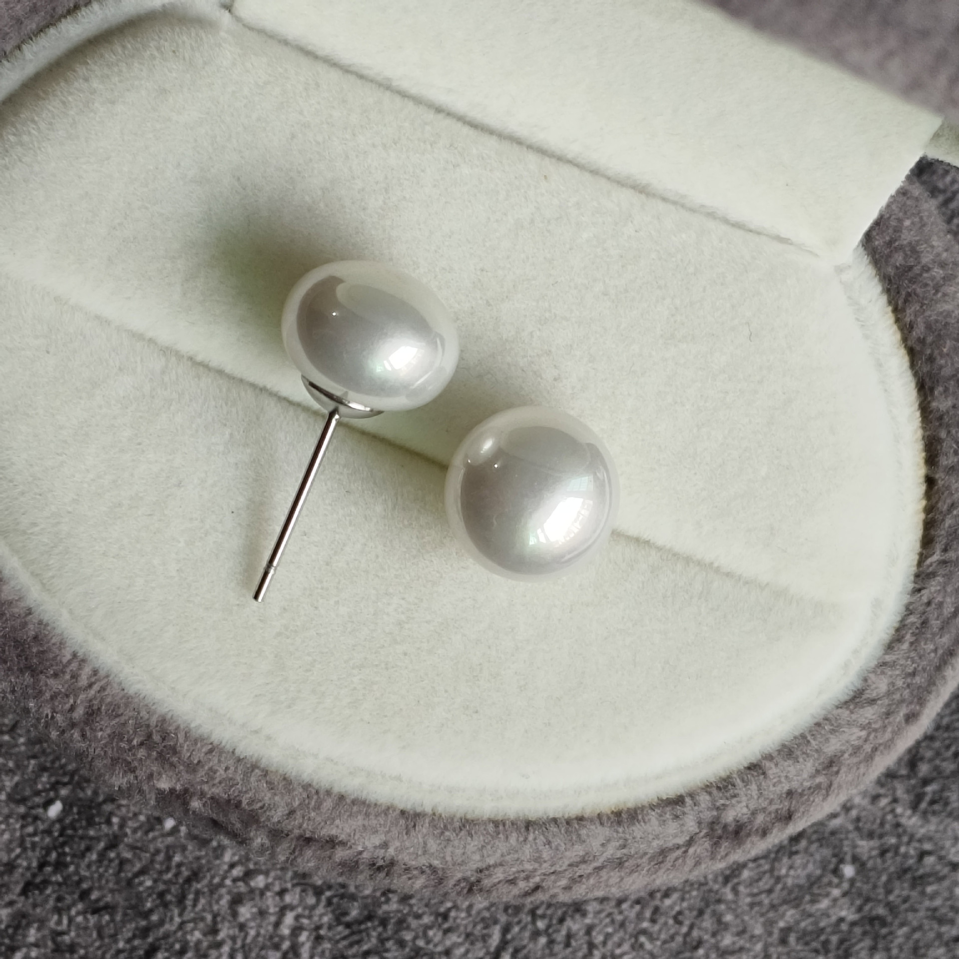 Non-fading titanium steel ear needles, white steamed bun pearl ear studs, 2024ins, high-end autumn and winter earrings, fever style pic 1