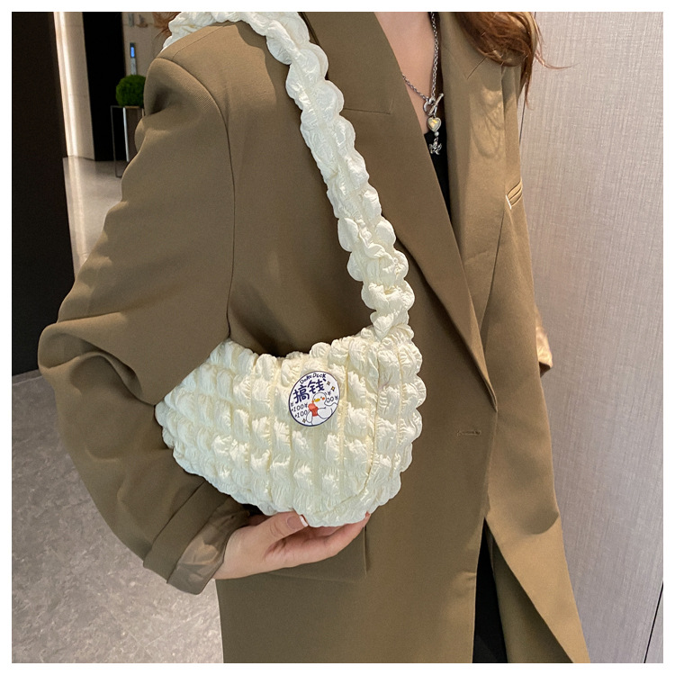 今年流行云朵褶皱泡泡女包时尚简约通勤包纯色手提腋下包厂家批发详情28
