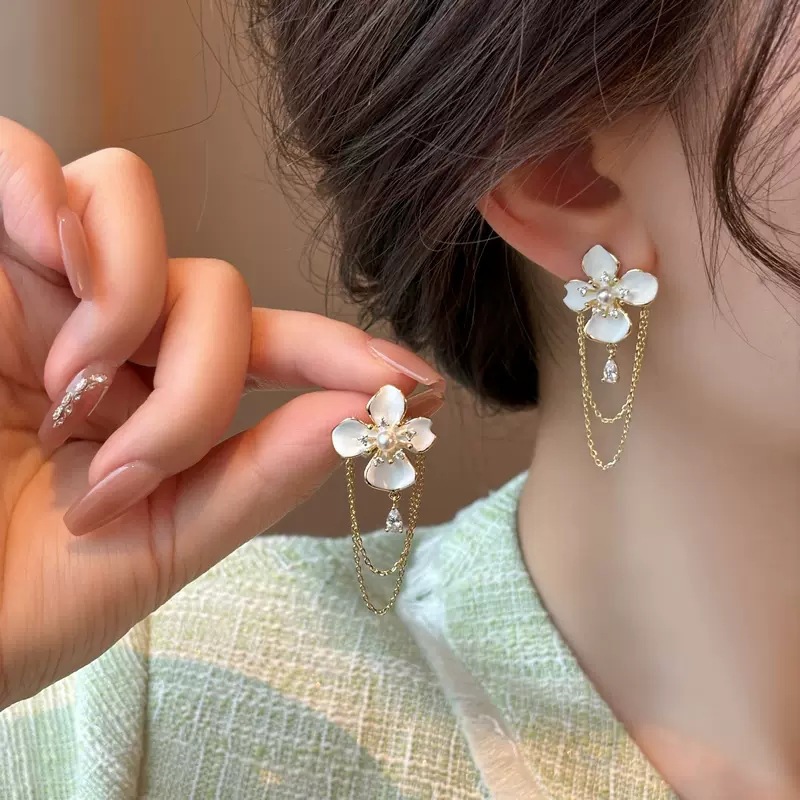Spring/Summer 2025 fresh and elegant flower earrings for women, a light luxury and high-end look, pearl stud earrings, super fairy-like, versatile and elegant earrings pic 14