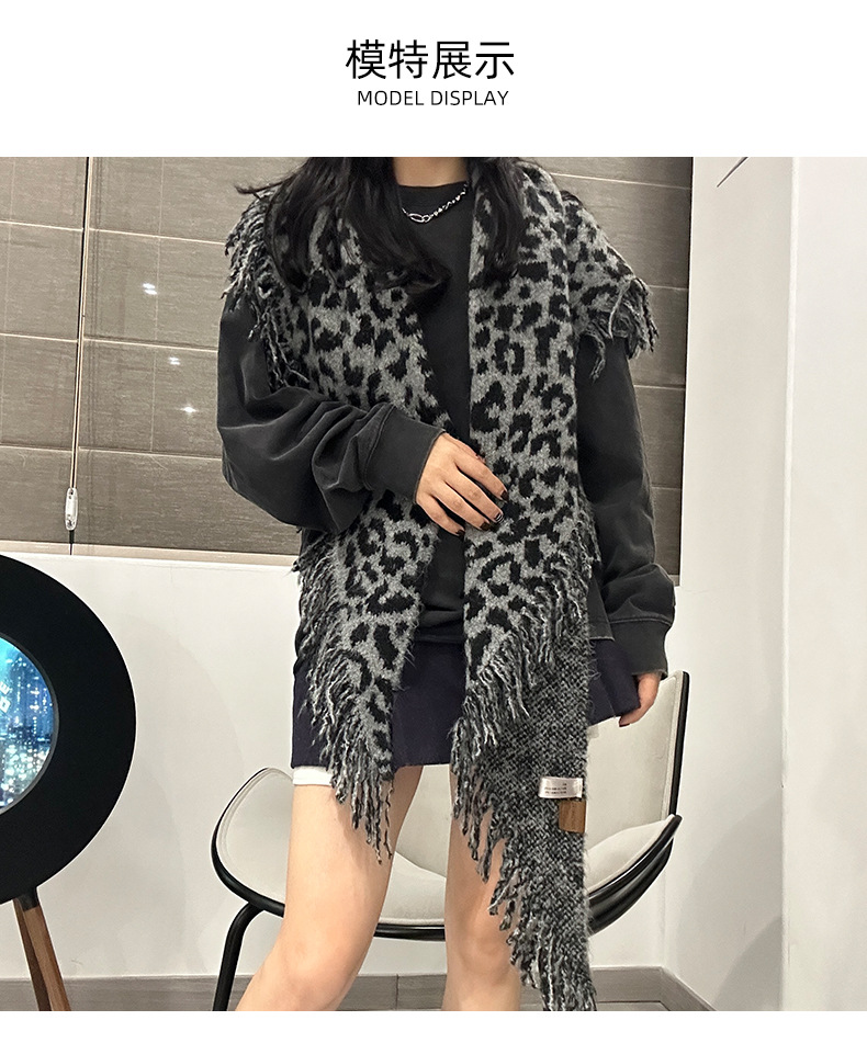 A new autumn and winter collection of leopard-print fringed scarves for women, featuring a high-end woolen triangular shawl and a retro and fashionable shawl. Wholesale from street stalls pic 8
