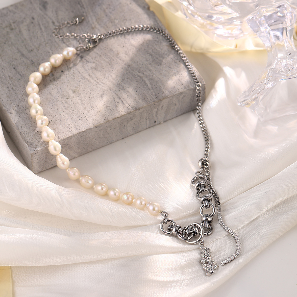 The new heart-shaped bow collarbone chain is a niche retro necklace that is versatile for summer, exuding a sense of high-end luxury and a light fragrance style pic 25
