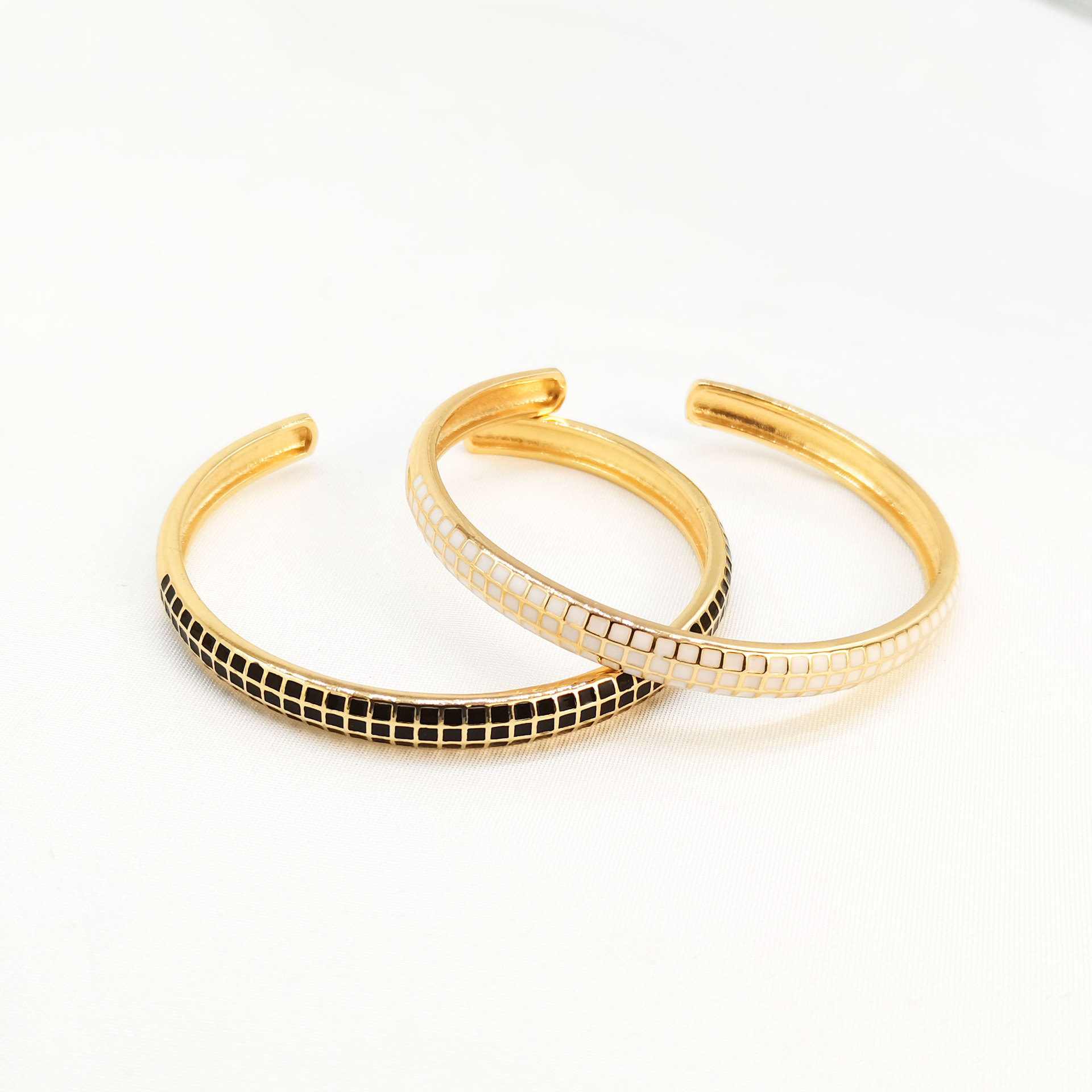 Hot-selling brass gold-plated enamel bracelet for women, open geometric pattern resin resin bracelet in multiple colors in stock for wholesale pic 7