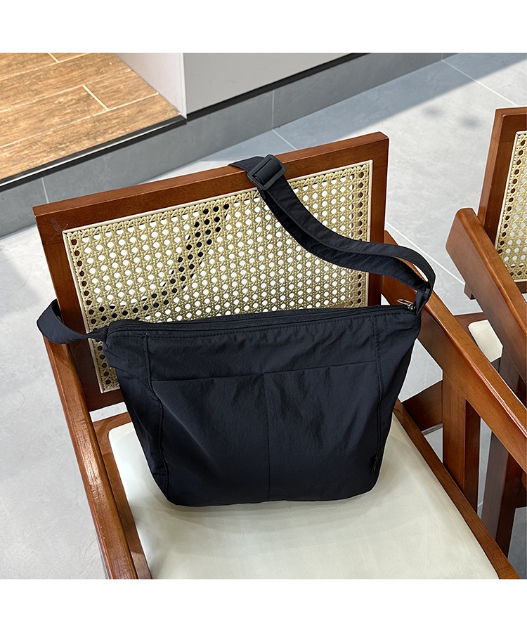 新潮斜挎邮差包日系休闲尼龙单肩托特包男女设计感小众通勤斜挎包详情9