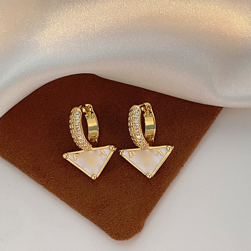 新款时尚耳环高级设计微镶简约通勤字母画油耳扣三角潮搭百搭经典详情2