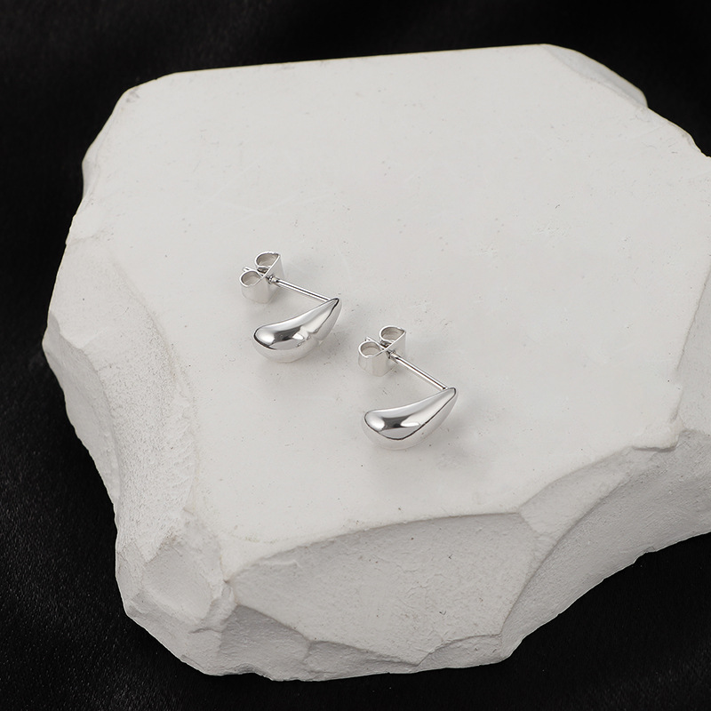 Personalized small teardrop ear studs for women, non-fading French retro earrings, cold style for women, new 2023 ear rings and earrings pic 4