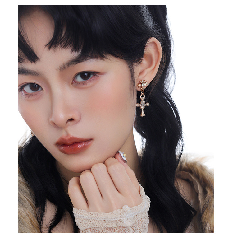 Retro cross series earrings, original design for women, light luxury, high-end, fashionable, versatile, exquisite silver needle earrings pic 8