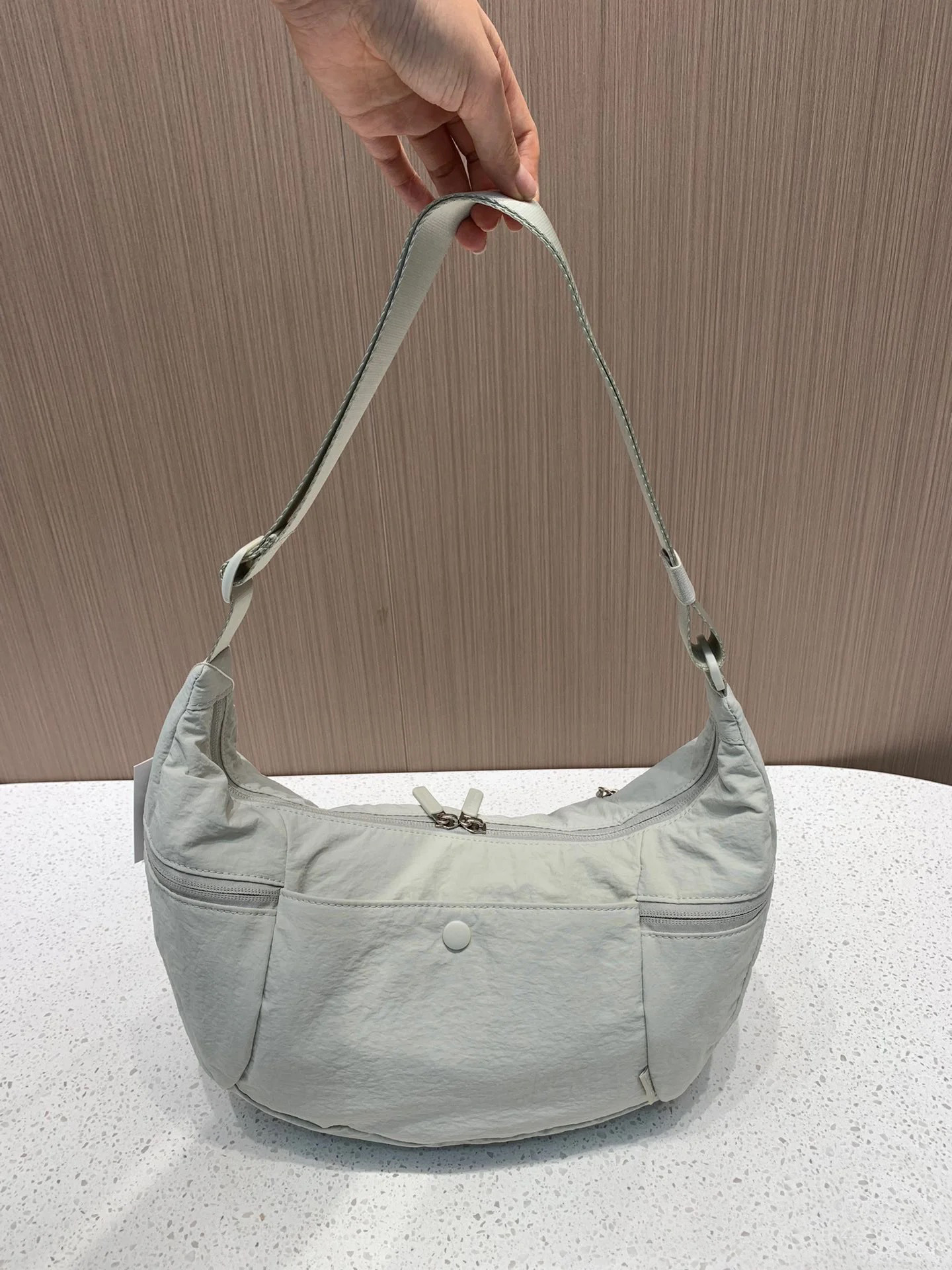 lululemon包大容量休闲百搭13L牛角包月牙包小众女士单肩斜挎包详情26