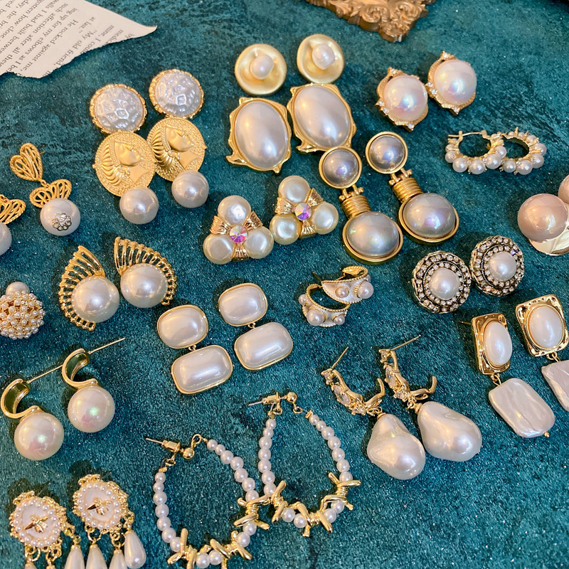 Silver needle retro court style heart-shaped figure pearl earrings, French light luxury stud earrings, female Internet celebrity style earrings wholesale pic 11