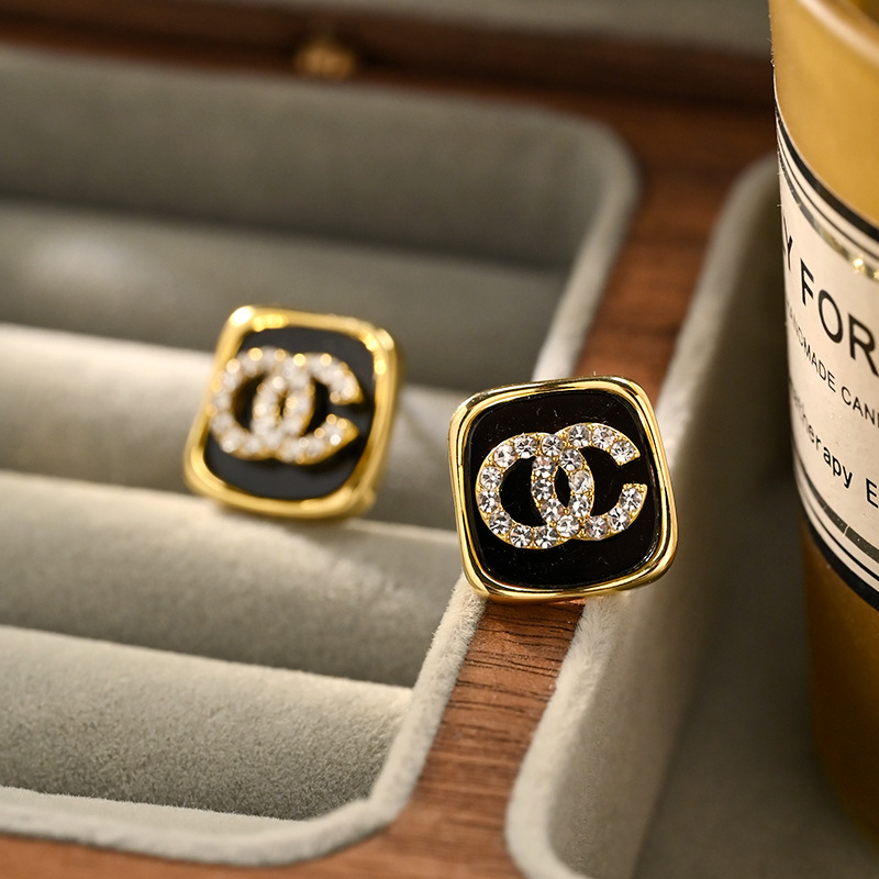 Simple square retro black small chanel-style stud earrings for women with a light luxury and high-end feel, 2024 new style earrings pic 53