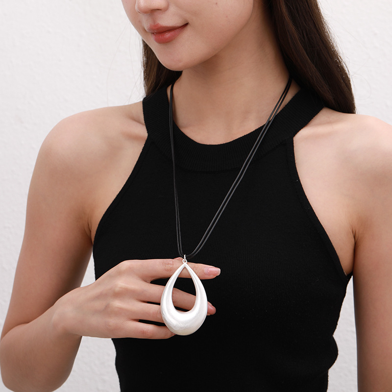 跨境专供亚马逊女士长项链简约高级感水滴镂空几何设计吊坠毛衣链详情8