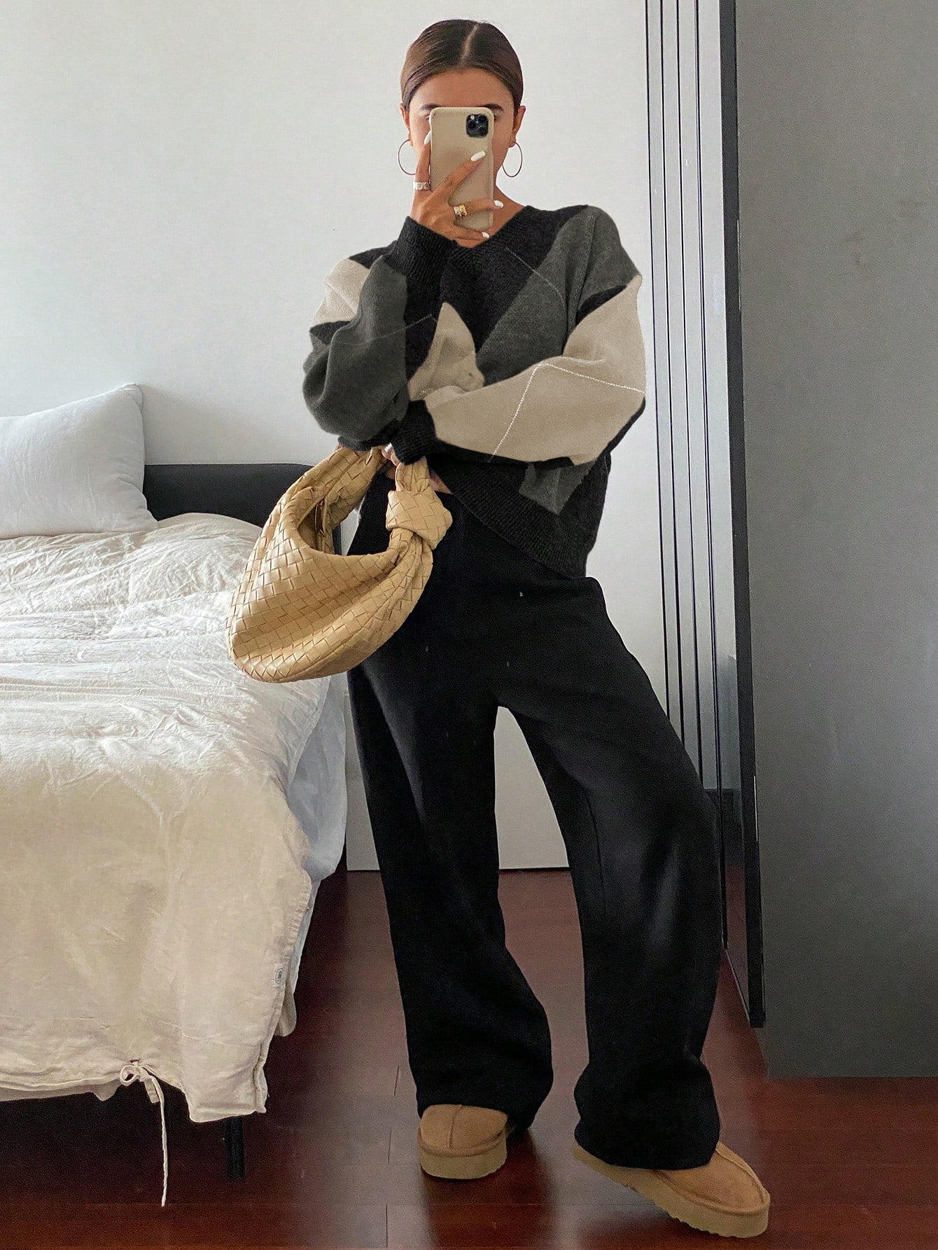 A retro color-blocking diamond-shaped V-neck sweater for women, a laid-back Korean-style knitted sweater, a casual and fashionable base layer for a trendy top pic 24