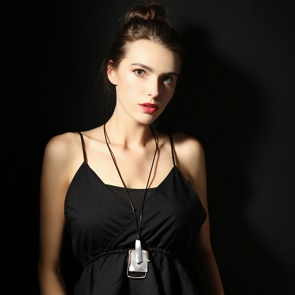 毛衣链欧美金属项链秋冬复古几何镂空方形吊坠女士长款爆款项链详情5