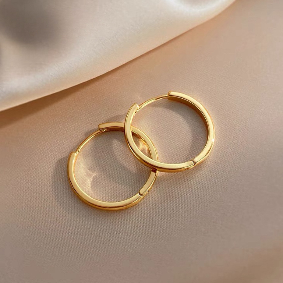 Retro geometric metal earrings for women, 2024 new trendy stud earrings, with a niche feel and a simple golden style pic 4