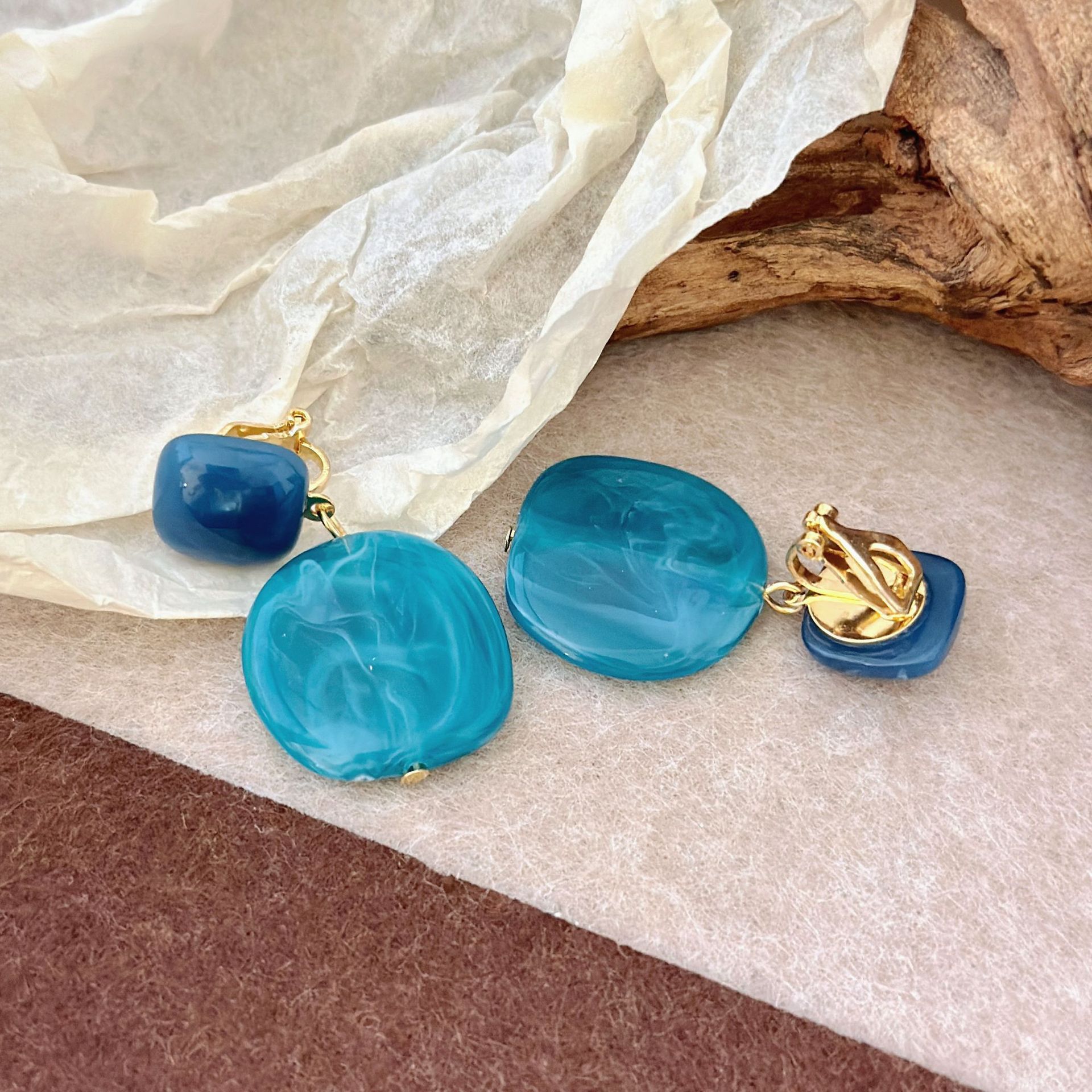 The gentle and fair design of the crystal mist blue, fashionable and simple, with contrasting color textures, square geometric lake blue earrings and ear clips pic 7