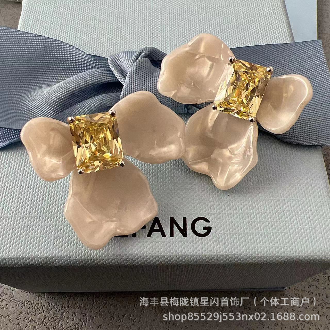 He Fang White Iris Cube Sugar Earrings detachable DIY simple and personalized ear clips and stud earrings pic 2