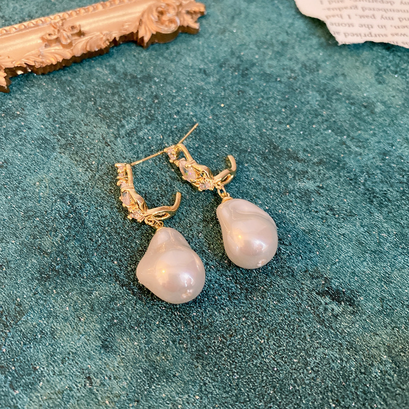 Silver needle retro court style heart-shaped figure pearl earrings, French light luxury stud earrings, female Internet celebrity style earrings wholesale pic 8