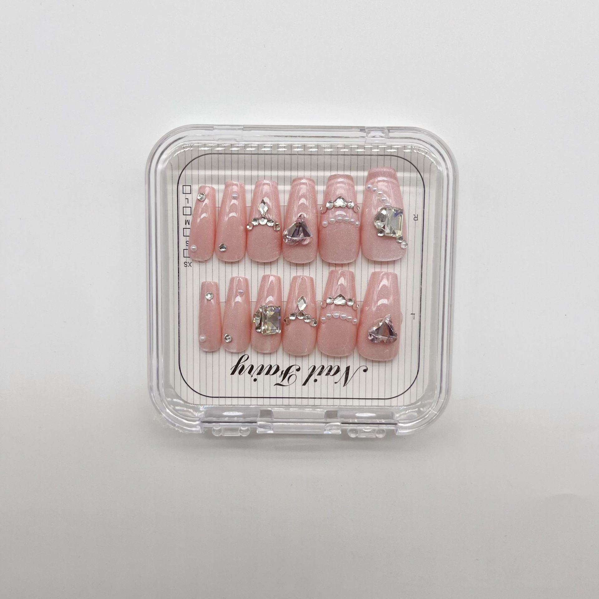 The new wearable nail products, including finished nail stickers, wearable nail plates, heart-shaped sparkling diamond nail art, and false nails, have become bestsellers on Xiaohongshu pic 2