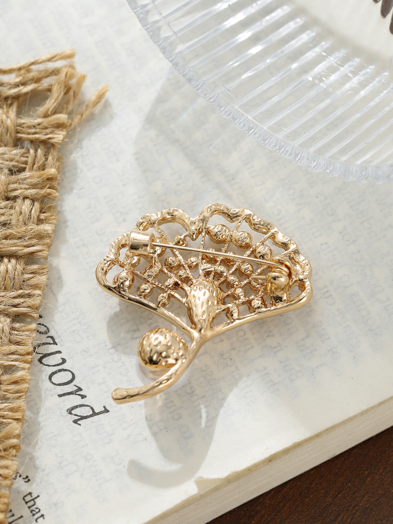 韩版精致镂空银杏叶珍珠胸针胸花女气质优雅百搭西装大衣配饰别针详情4