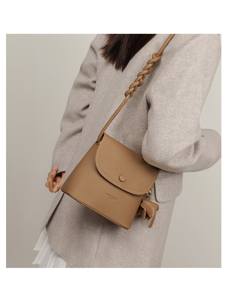 包包女士2024新款女包斜挎水桶包小包单肩百搭高级感手机包详情8