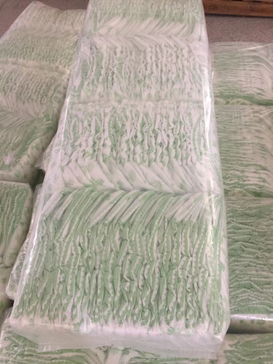 厂家直销外贸出口低价B级库存简装尿不湿纸尿裤环腰裤详情5