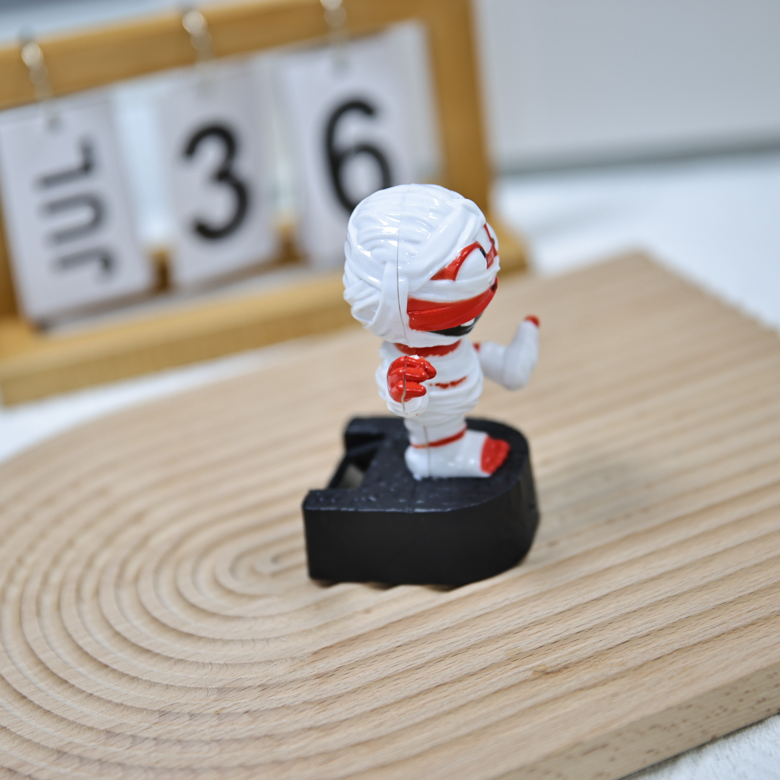 Cross-border new Halloween gift: Vehicle-mounted skeleton mummy figure-piece, solar-powered automatic swing, factory direct sales pic 9