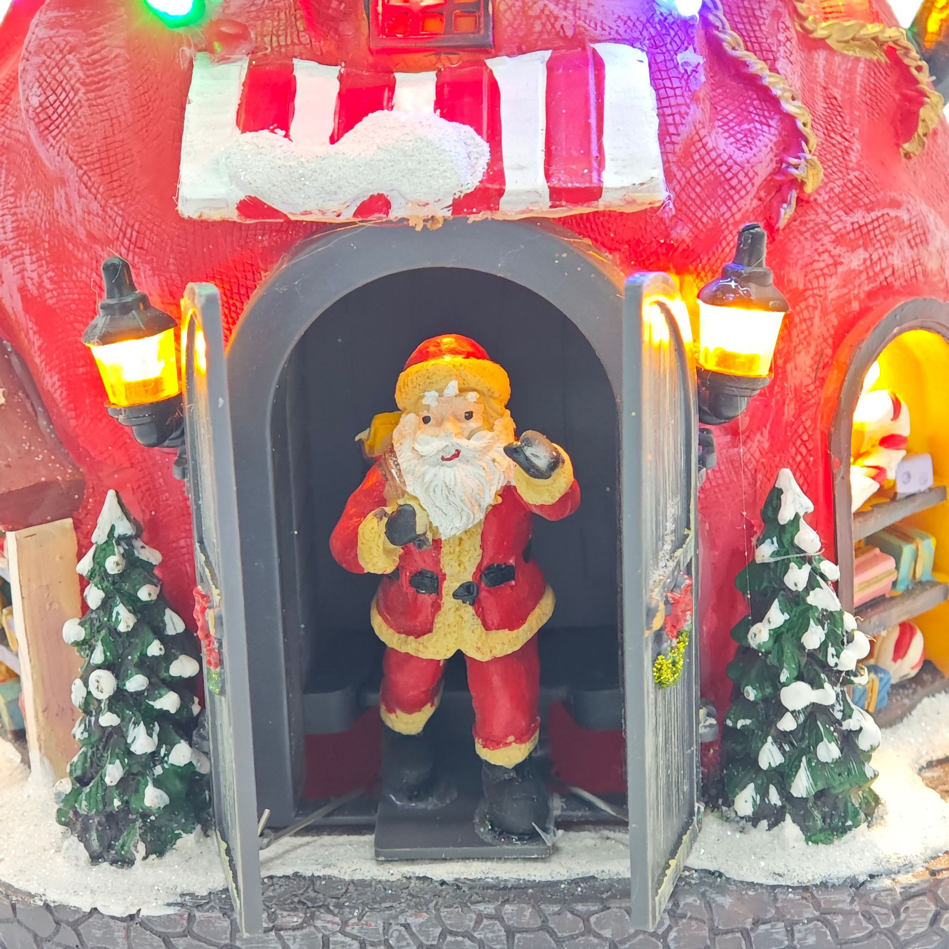 Cross-border Christmas gifts, illuminated ornaments, music boxes, Santa Claus, bear house scenes, opening and closing doors, resin colored lights pic 5