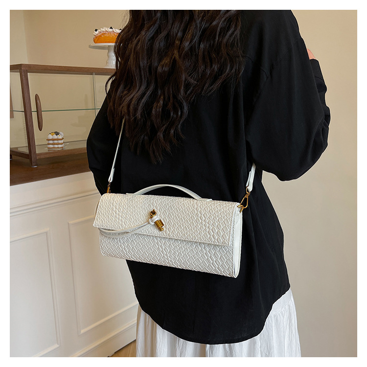 A new cross-border woven pattern single-shoulder crossbody bag with a retro texture, a hand-held baguette bag, and a versatile and elegant evening clutch pic 34