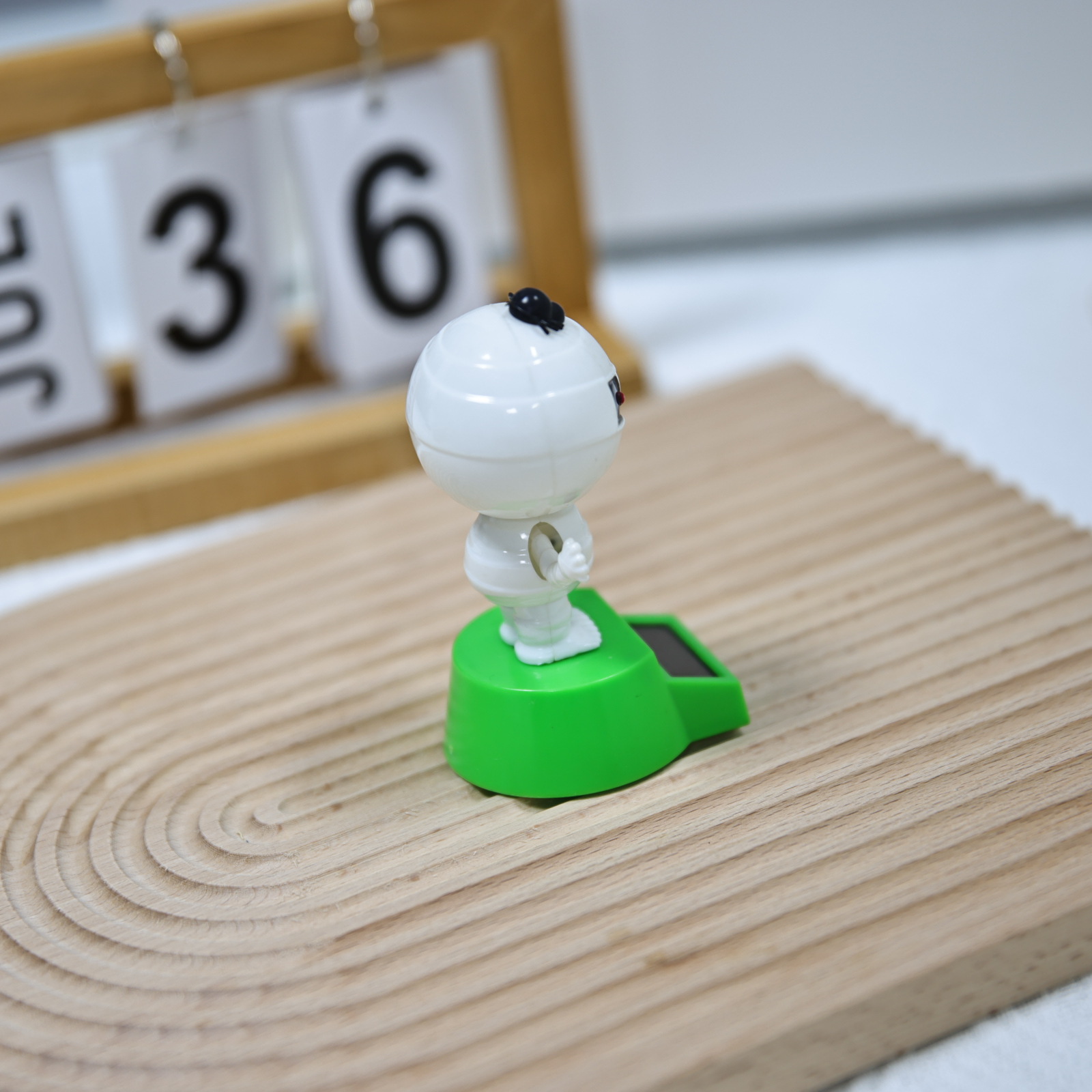 Cross-border best-selling solar-powered car automatic rocker, Halloween gift, spider mummy ornament and accessory pic 9